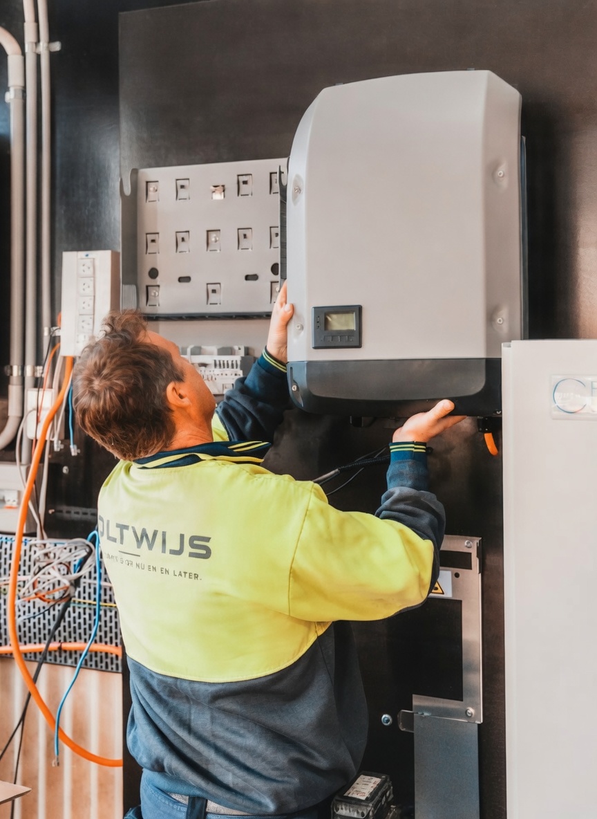 VoltWijs-monteur installeert een thuisbatterij
