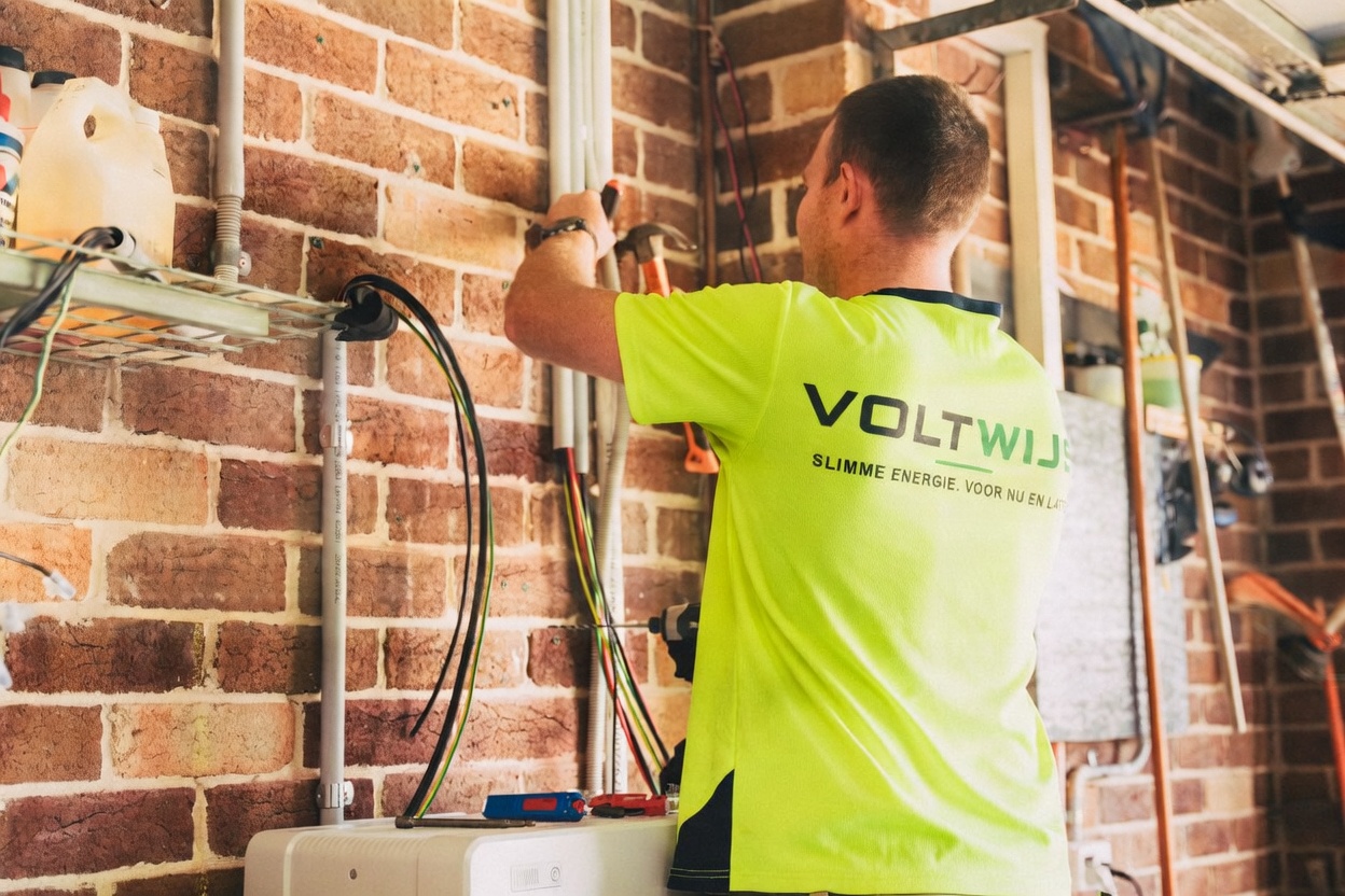 VoltWijs-monteur aan het werk